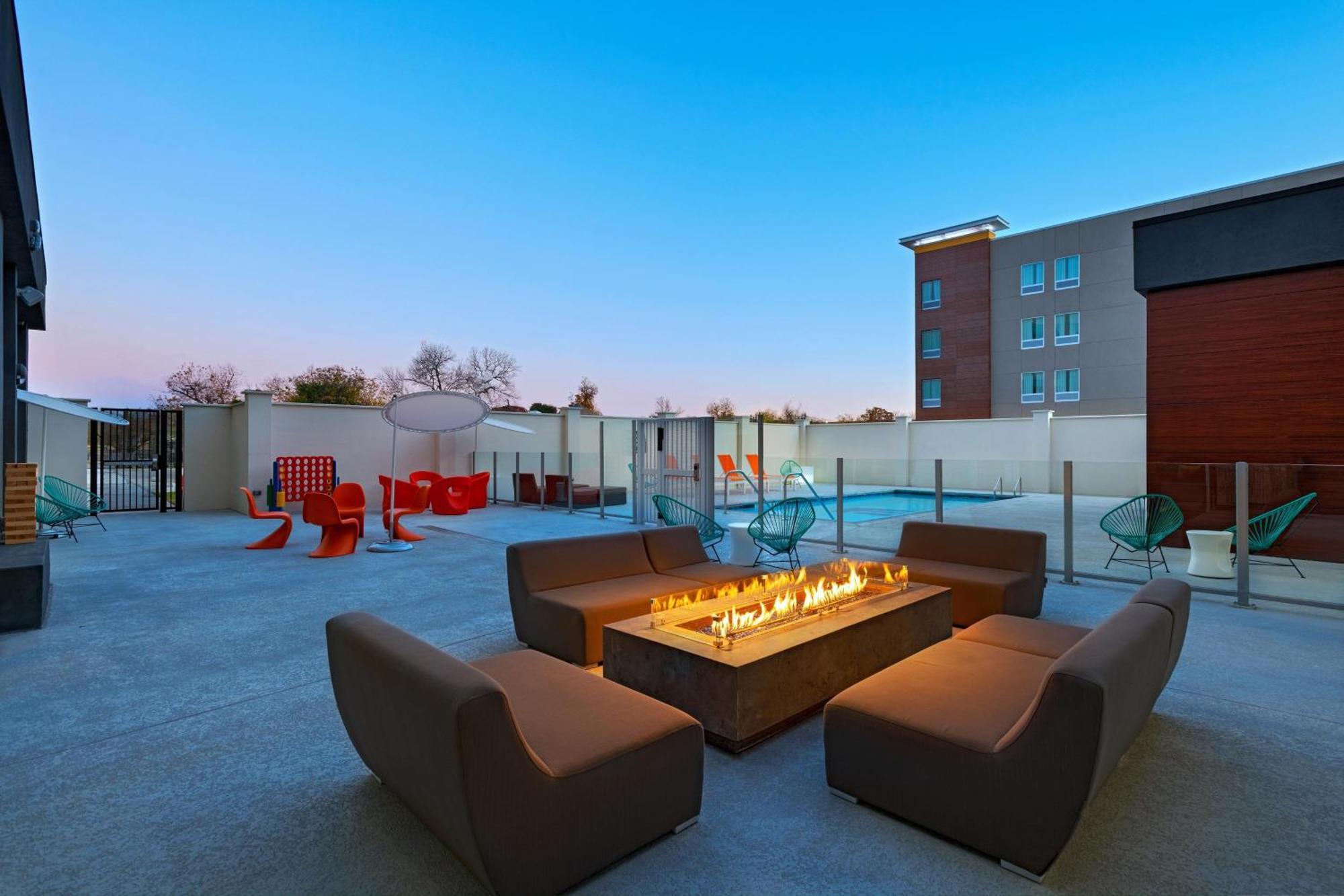 Hotel Aloft Waco Downtown Exterior foto