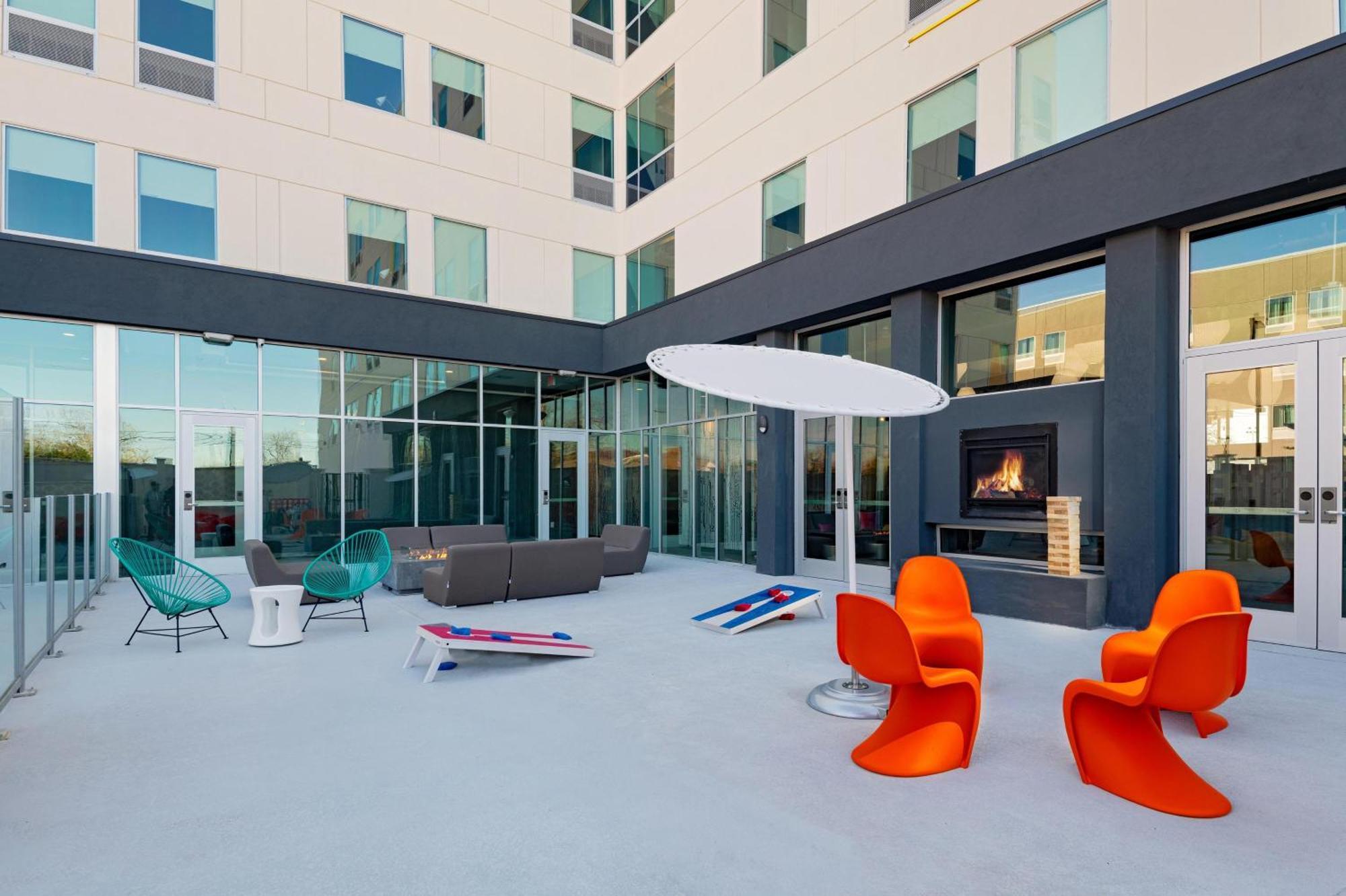 Hotel Aloft Waco Downtown Exterior foto
